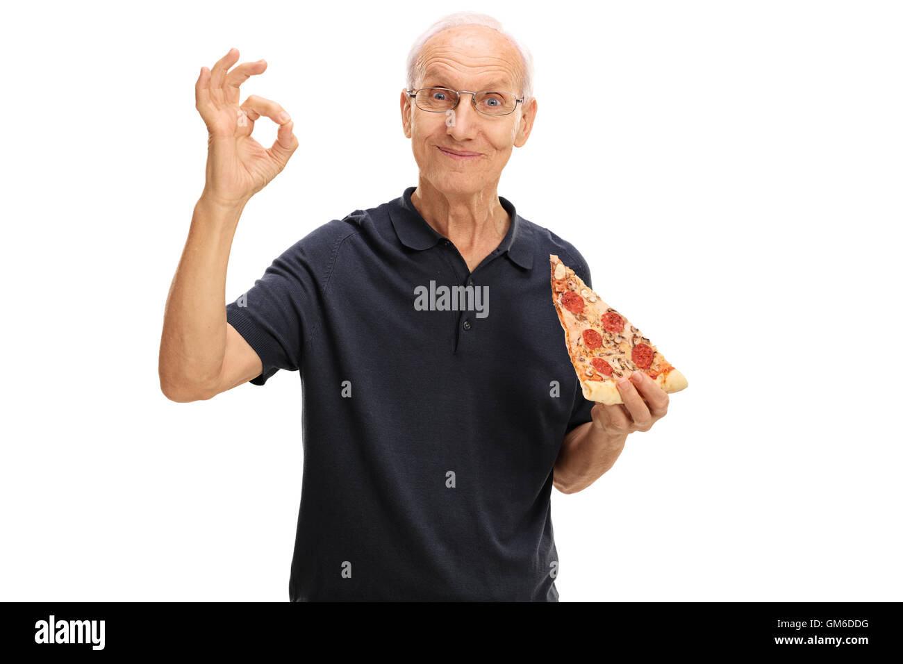 Älterer Mann ein Stück Pizza und an ok Sign. isoliert auf weißem Hintergrund Stockfoto