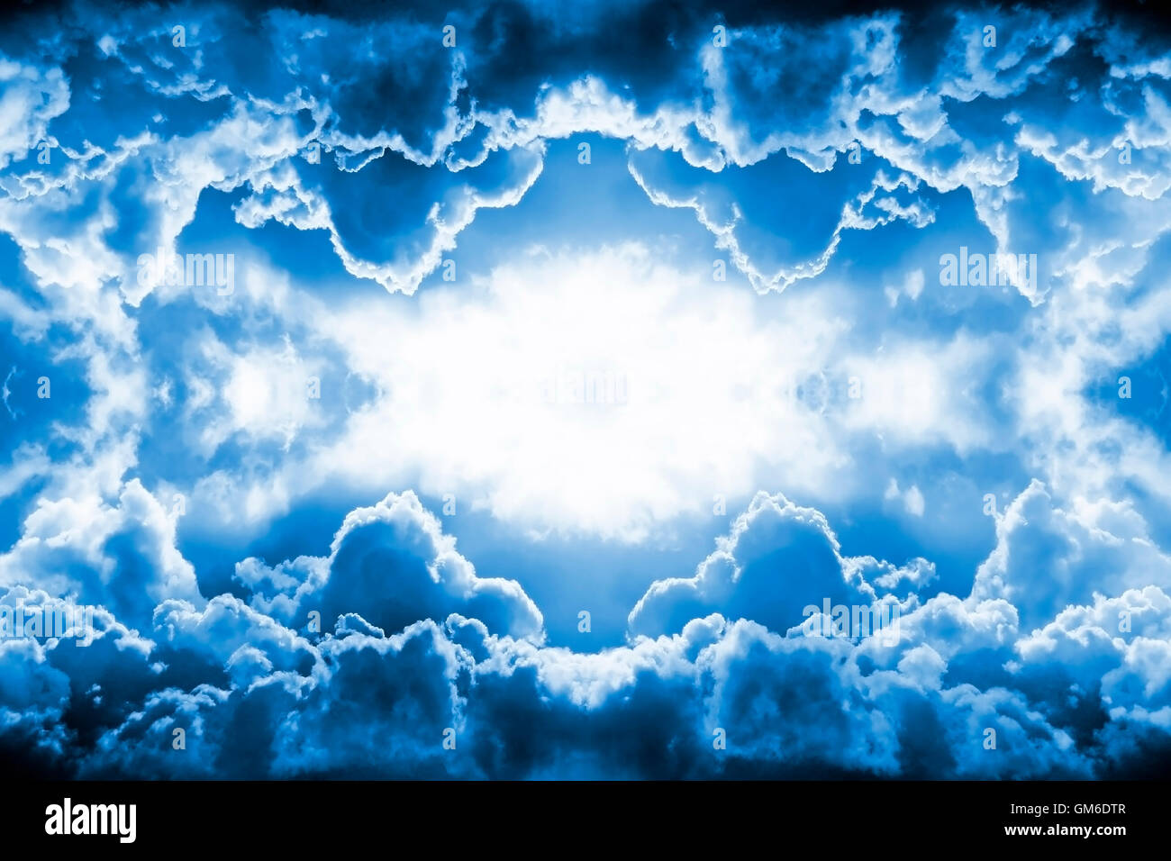 Dramatische Wolken blaue Grenze Hintergrund Stockfoto