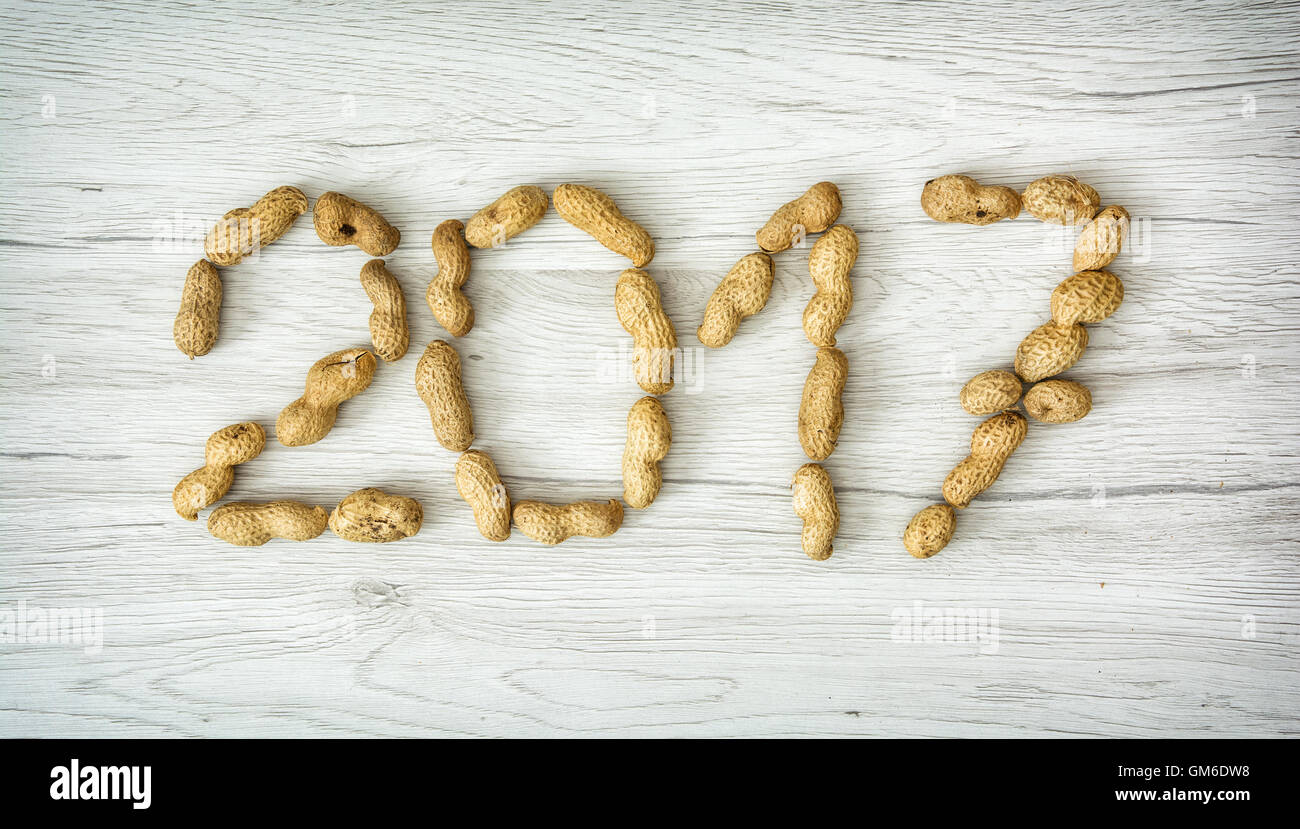 PF-2017 aus den Erdnüssen hergestellt. Frohes neues Jahr. Symbolisches Objekt. Stockfoto