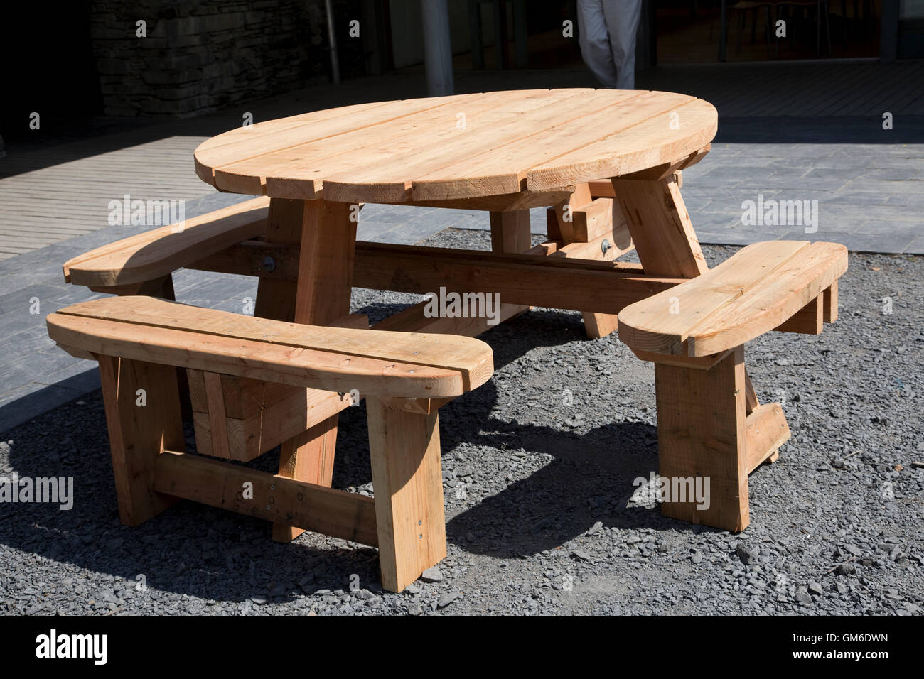 Rundholz Picknick Tisch Mit Integrierten Sitzen Zentrum Fur Alternative Technologie Machynlleth Wales Stockfotografie Alamy