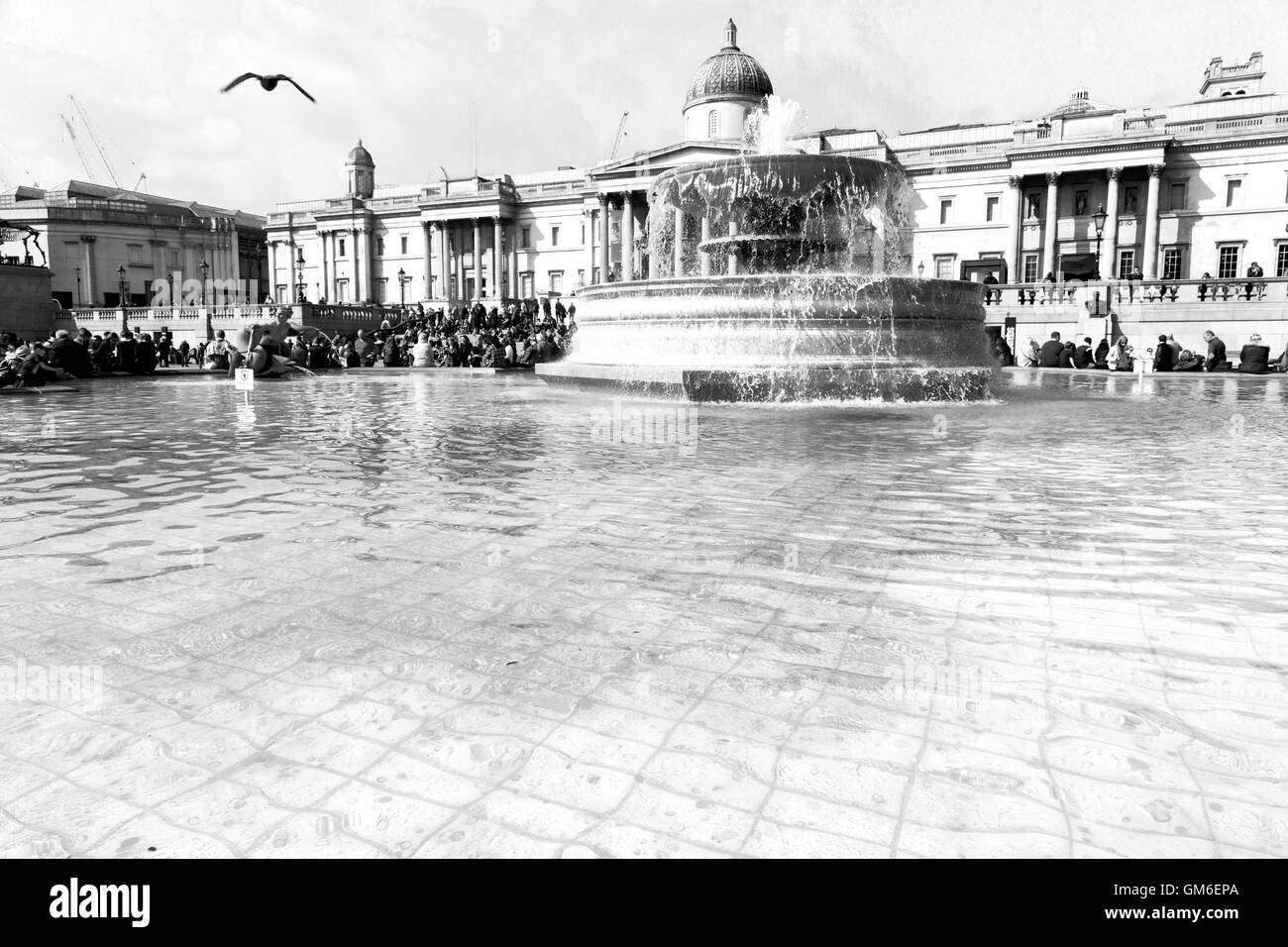 in London England Trafalgar Square und der alte Brunnen Stockfoto