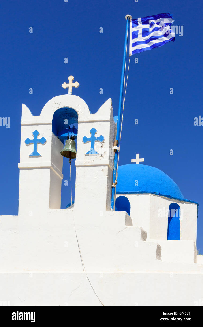 Griechische blaue Kuppel orthodoxe Kirche mit Glockenturm und Flagge in Parikia, Paros, Kykladen, Griechenland Stockfoto