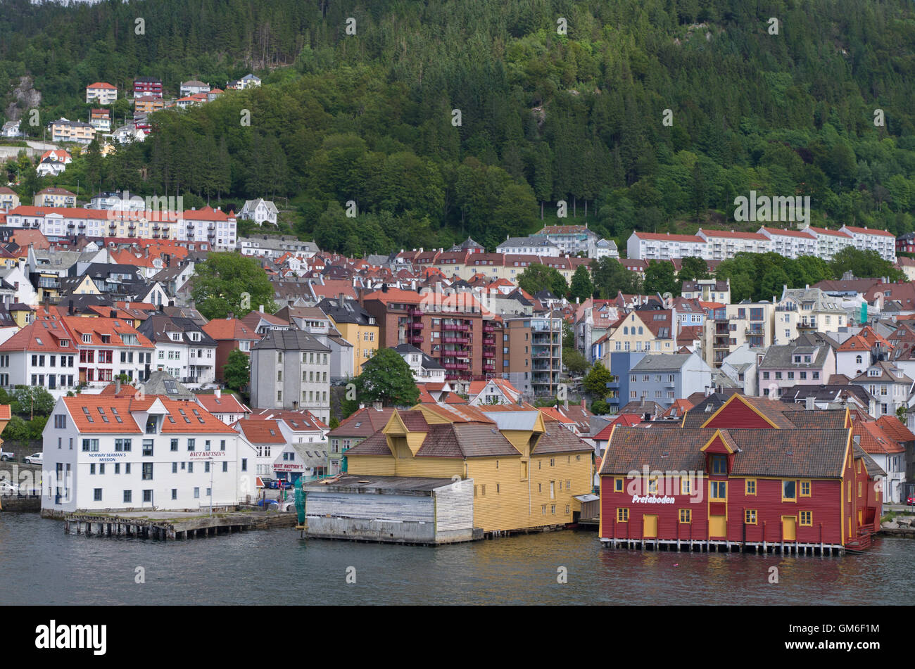 Die Aussicht vom Deck des Kreuzfahrtschiffes Arcadia über das bunte Haus von Bergen, Norwegen. Stockfoto