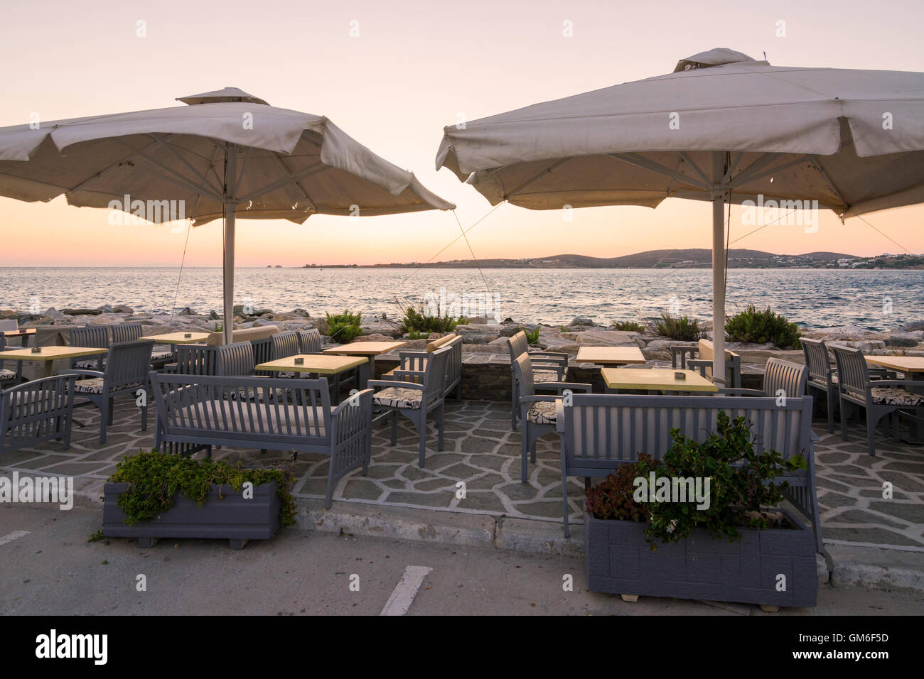 Sonnenuntergang über der Bucht von Parikia, Paros, Kykladen, Griechenland Stockfoto