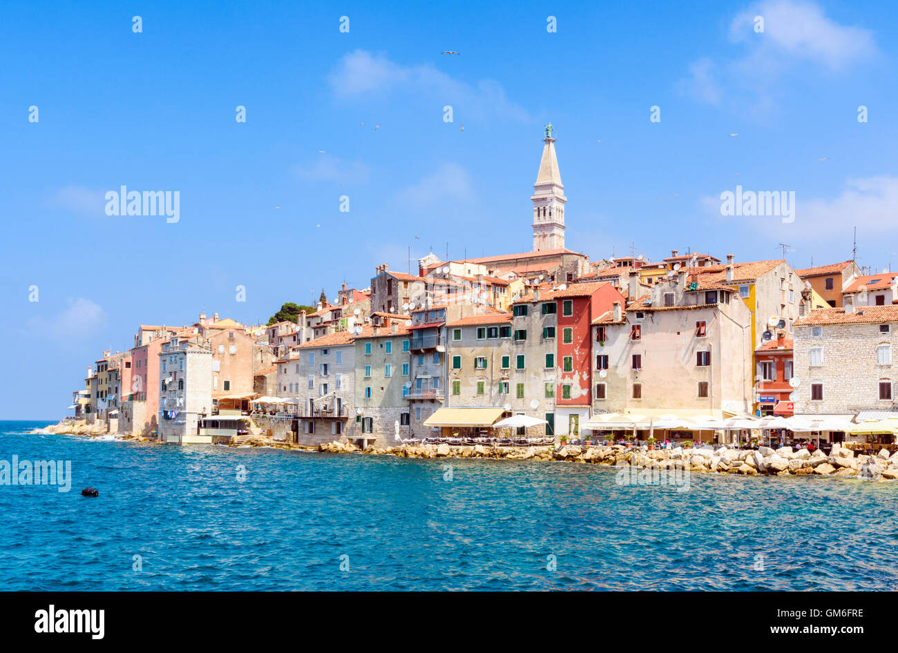 Alte Stadt Rovinj Bunte verwitterte Gebäude umgeben vom Meer, Rovinj, Istrien, Kroatien Stockfoto