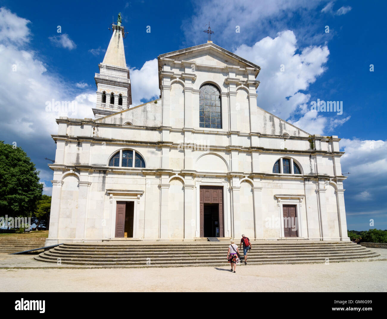 Der Glockenturm und die Fassade der Kirche der Heiligen Euphemia, Rovinj, Istrien, Kroatien Stockfoto