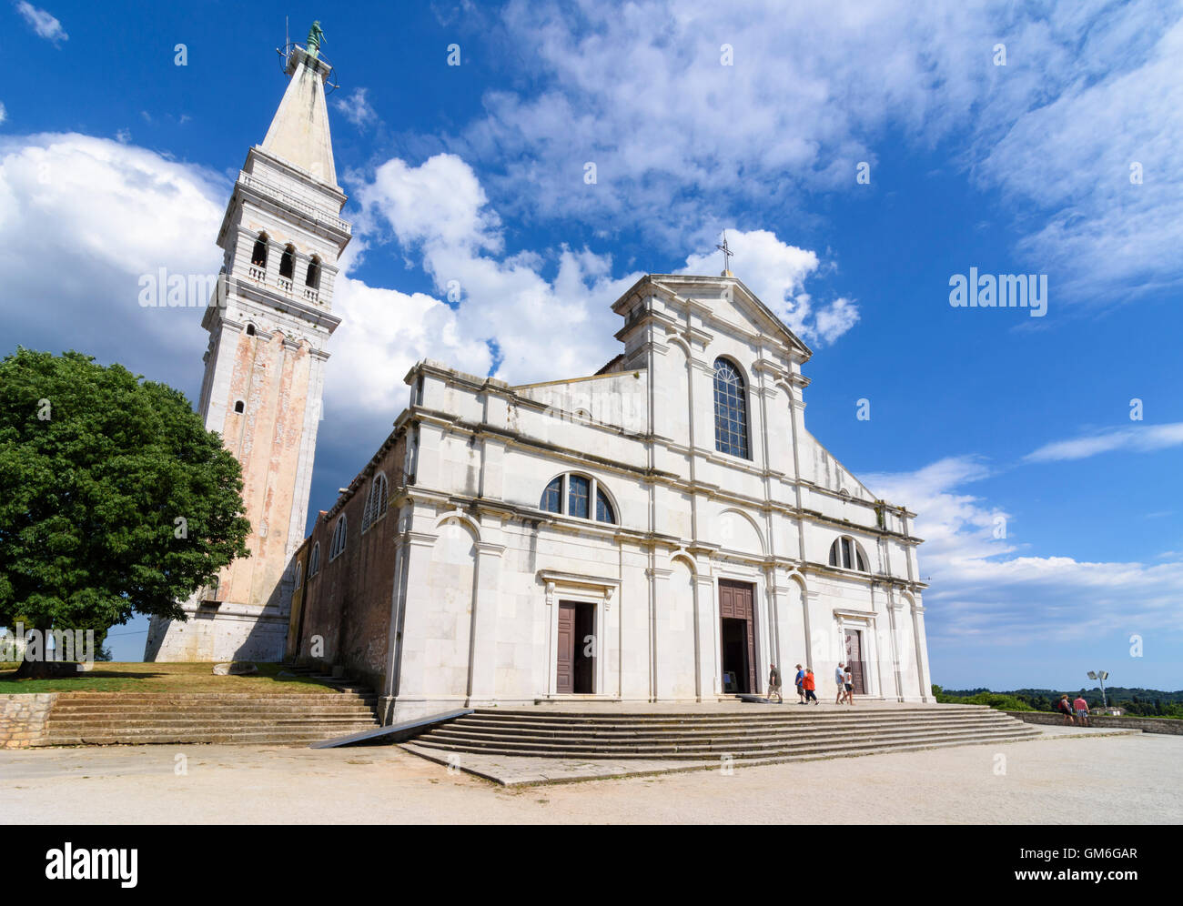 Der Glockenturm und die Fassade der Kirche der Heiligen Euphemia, Rovinj, Istrien, Kroatien Stockfoto