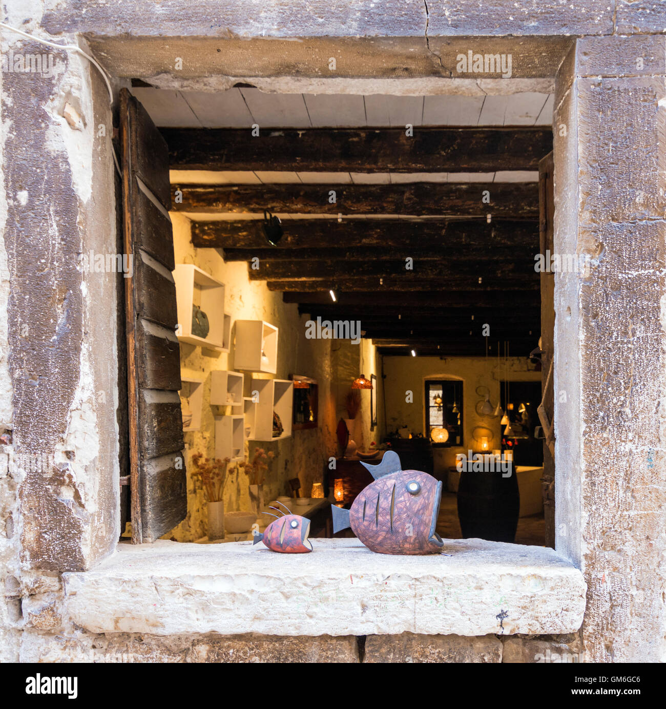 Detail der Kunst in das offene Fenster eines Ladens in der Altstadt von Rovinj, Istrien, Kroatien Stockfoto