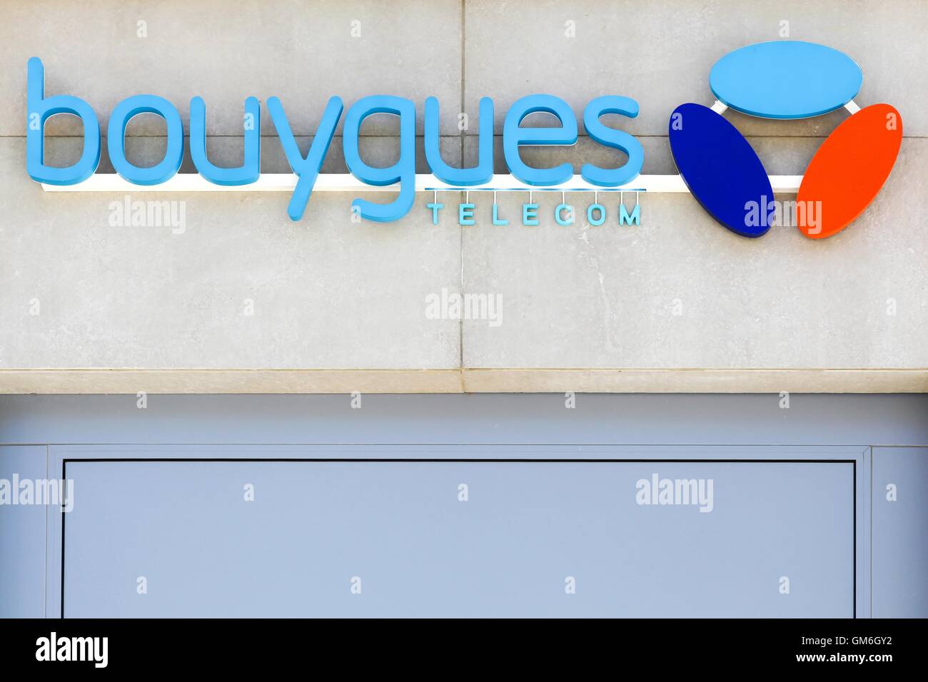 Bouygues Telecom-Logo auf der Wand eines Speichers Stockfoto