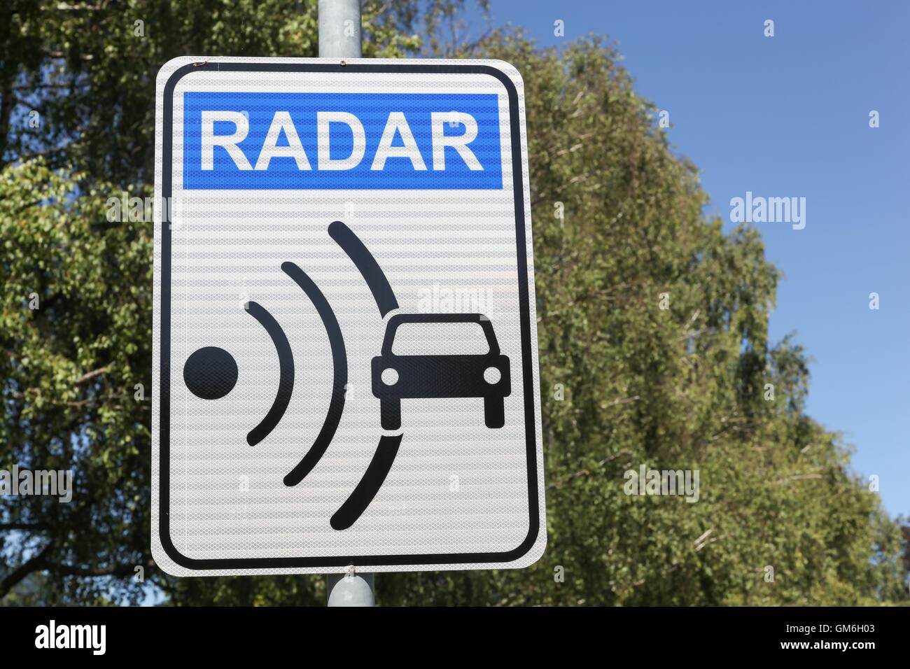 Radar-Signal und Kontrolle auf einer Straße Stockfoto