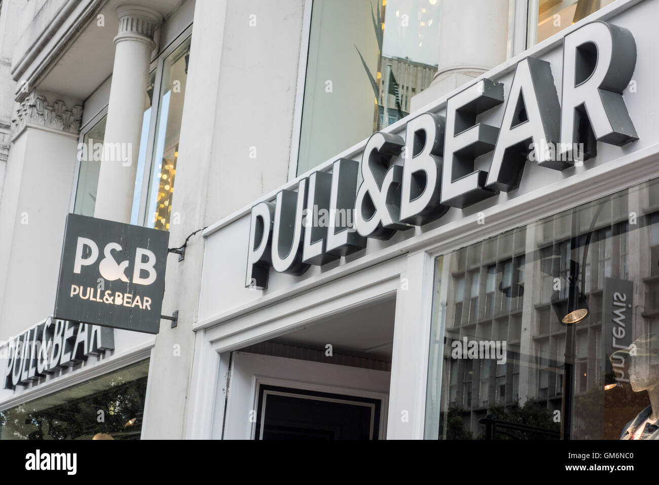 Pull and bear Fotos und Bildmaterial in hoher Auflösung Alamy