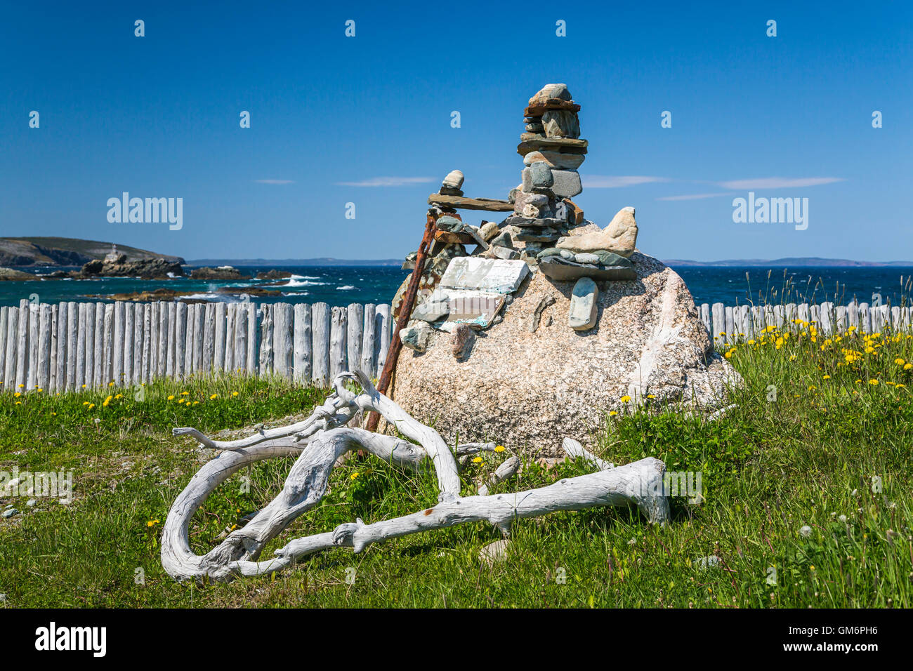 Ein Inukshuk Schrein an der Küste von Bonavista Bay, Neufundland und Labrador, Kanada. Stockfoto