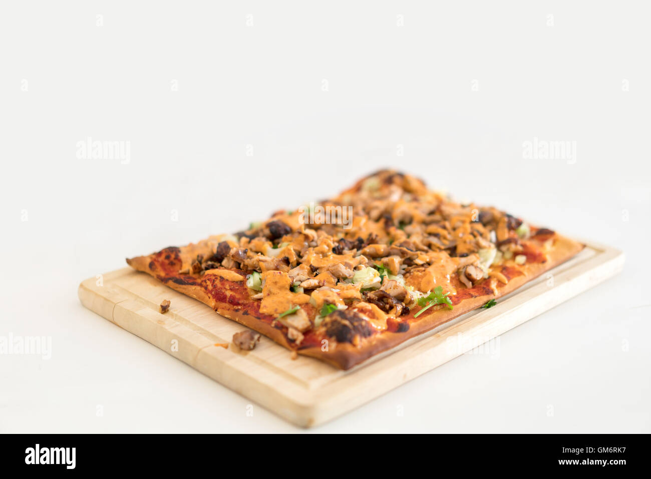 Hausgemachte Pizzen auf Holzplatte, Textfreiraum auf weißen Tischfläche, Schärfentiefe-Effekt Stockfoto