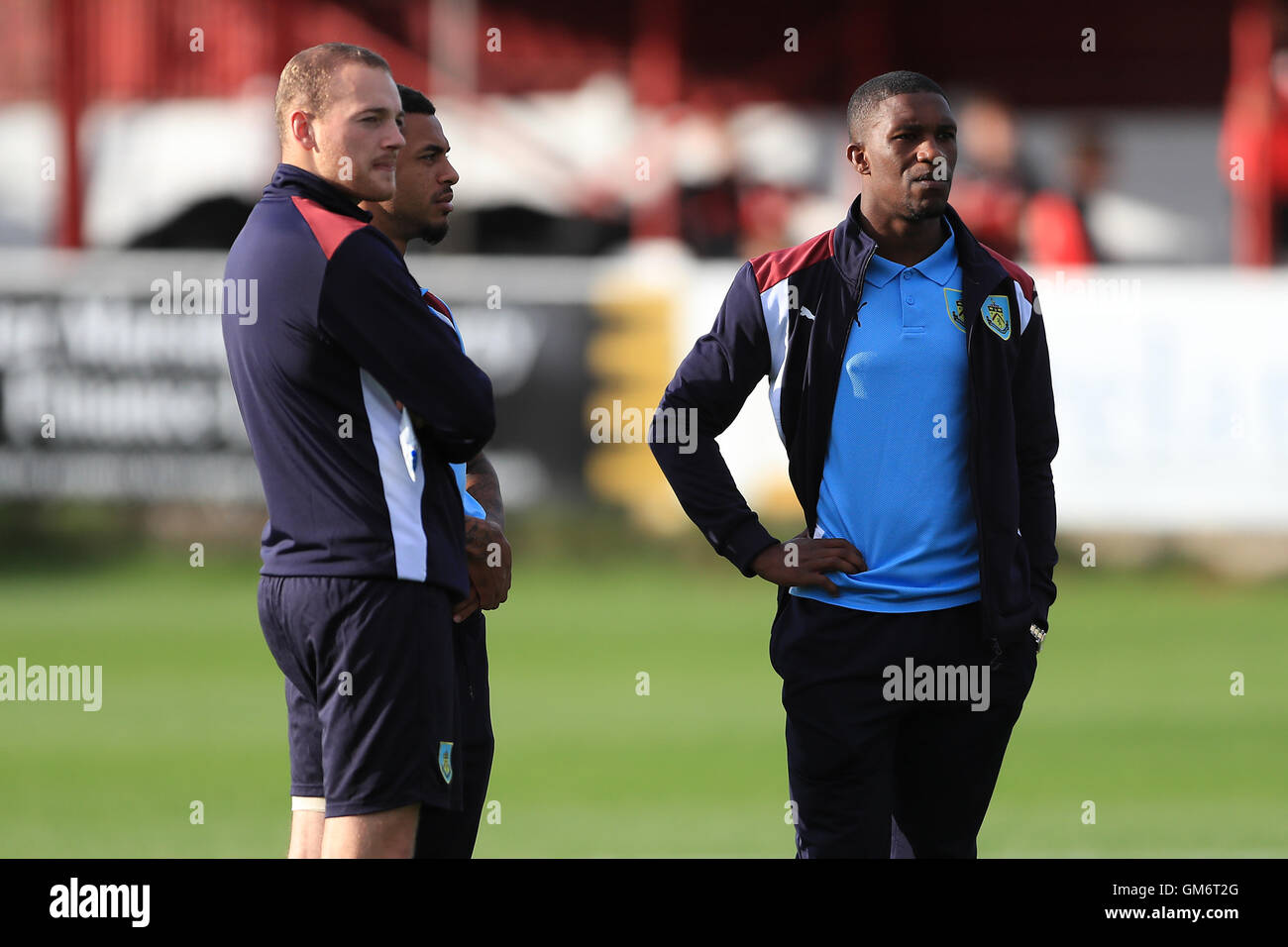 Burnley Andre Gray (Mitte) und Tendayi Darikwa auf dem Platz vor der EFL-Cup, zweiten Vorrundenspiel auf dem Crown Ground, Accrington. Stockfoto