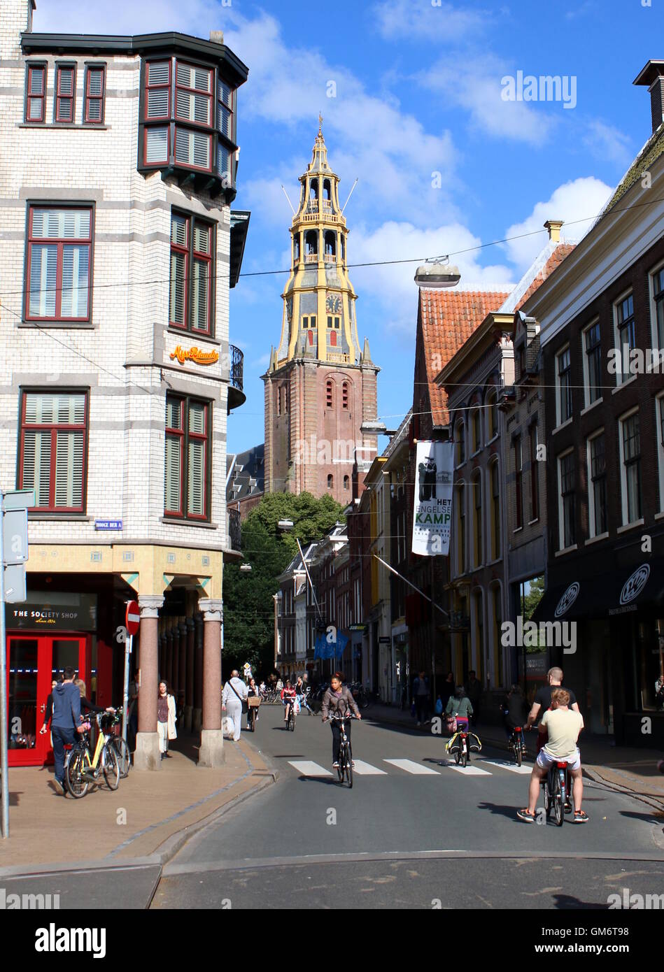 Brugstraat an Ecke Hoge der A-Kanal in Groningen, The Netherlands. Turm von Der Aa-Kerk im Hintergrund die Kirche. Stockfoto