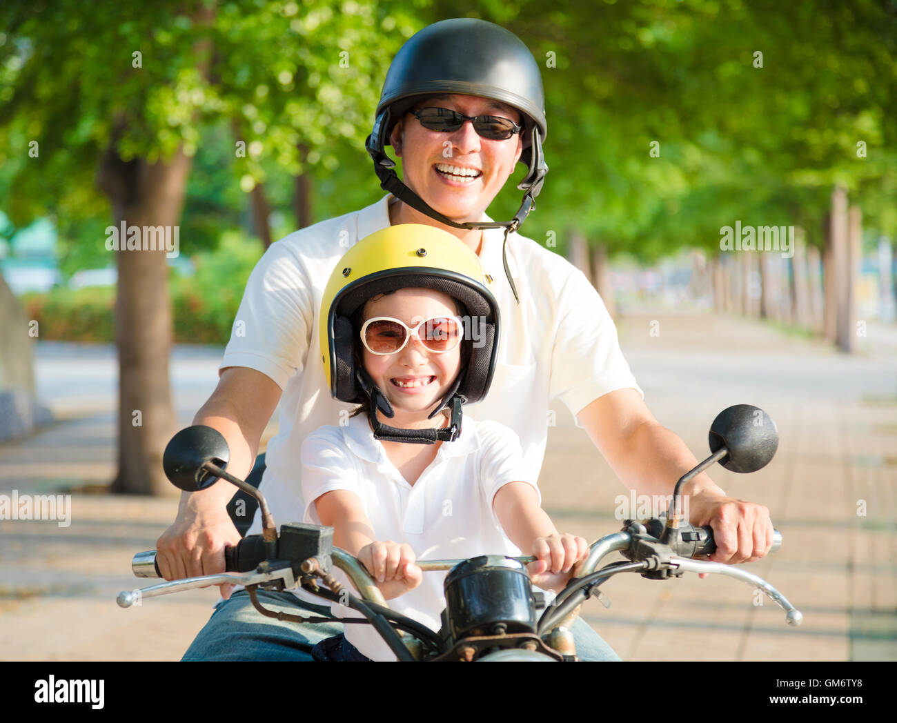 Vater und Tochter, die im Sommer auf dem Motorrad Reisen Stockfoto