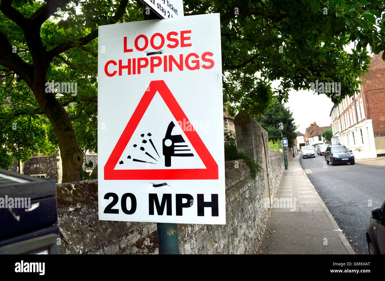 Canterbury, Kent, UK. Tempolimit und Warnzeichen: lose Späne Stockfoto