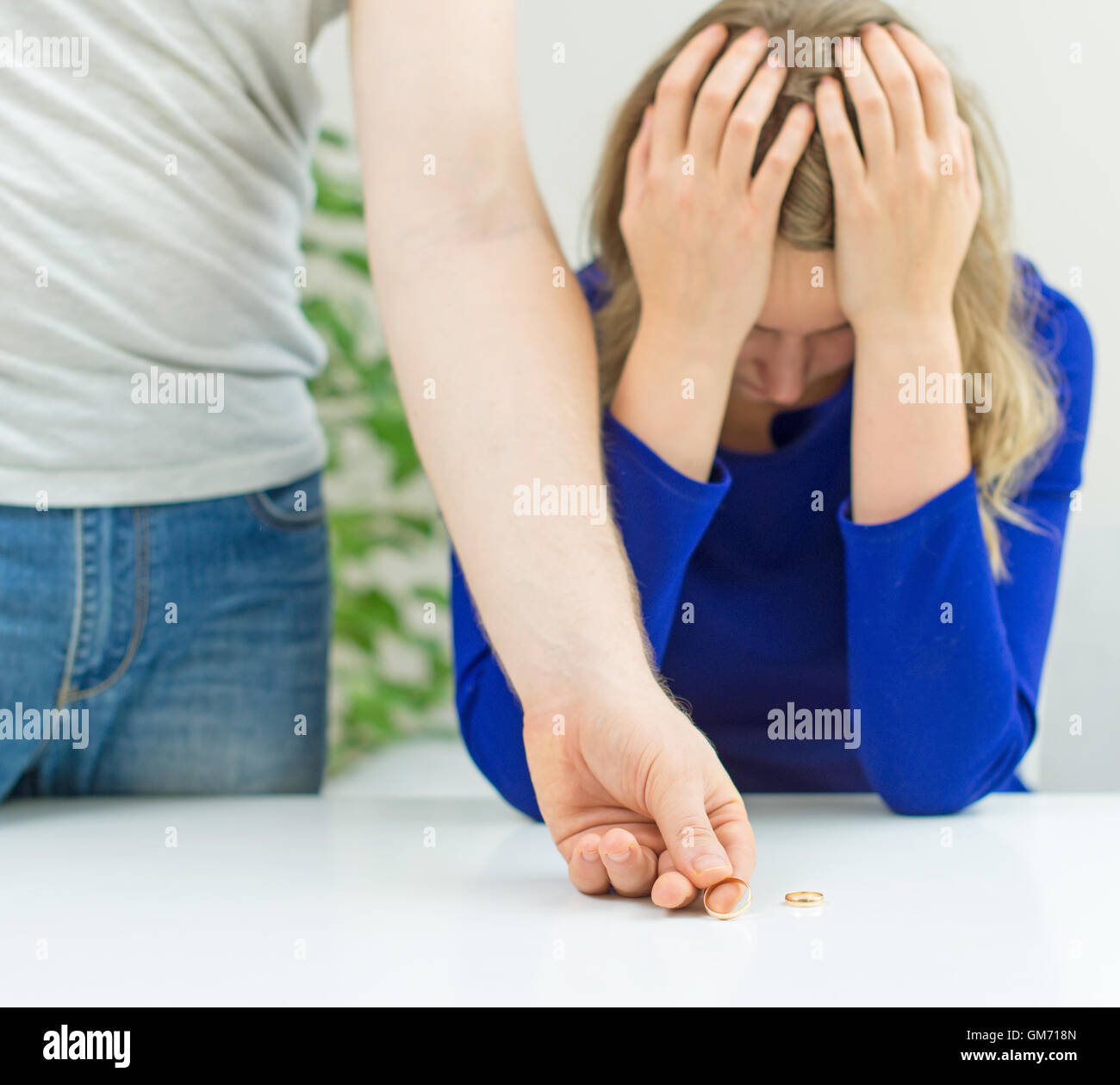 Scheidung-Konzept. Wiederkehrende Ehering seiner Frau Mann. Stockfoto