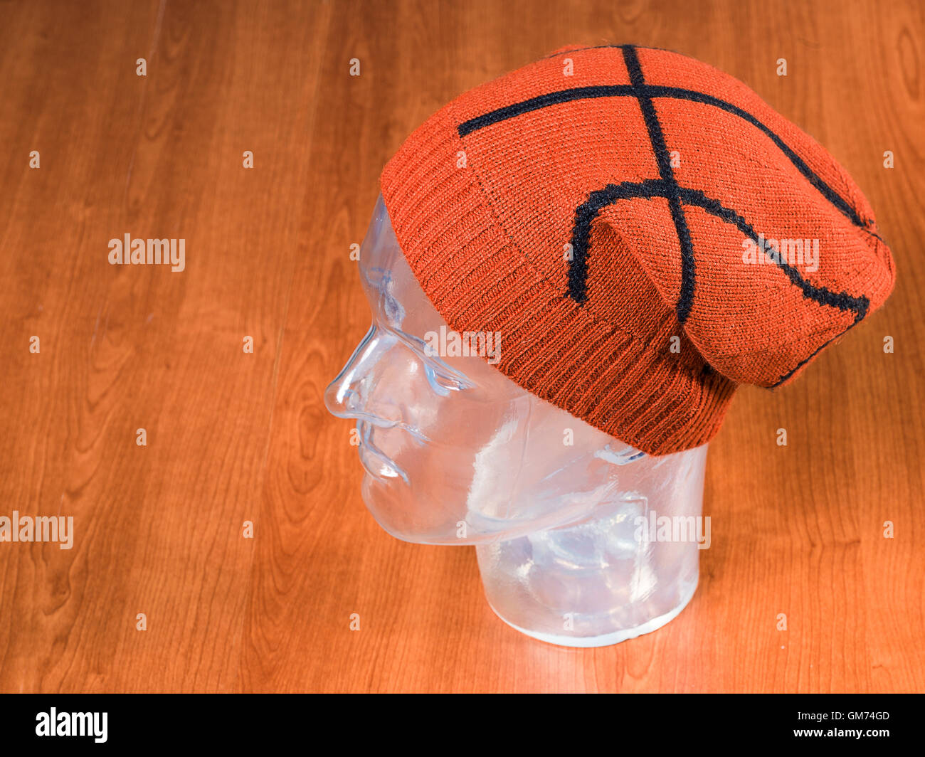 orangefarbene Wollmütze handmade Basketball Ball gleichermaßen Stockfoto