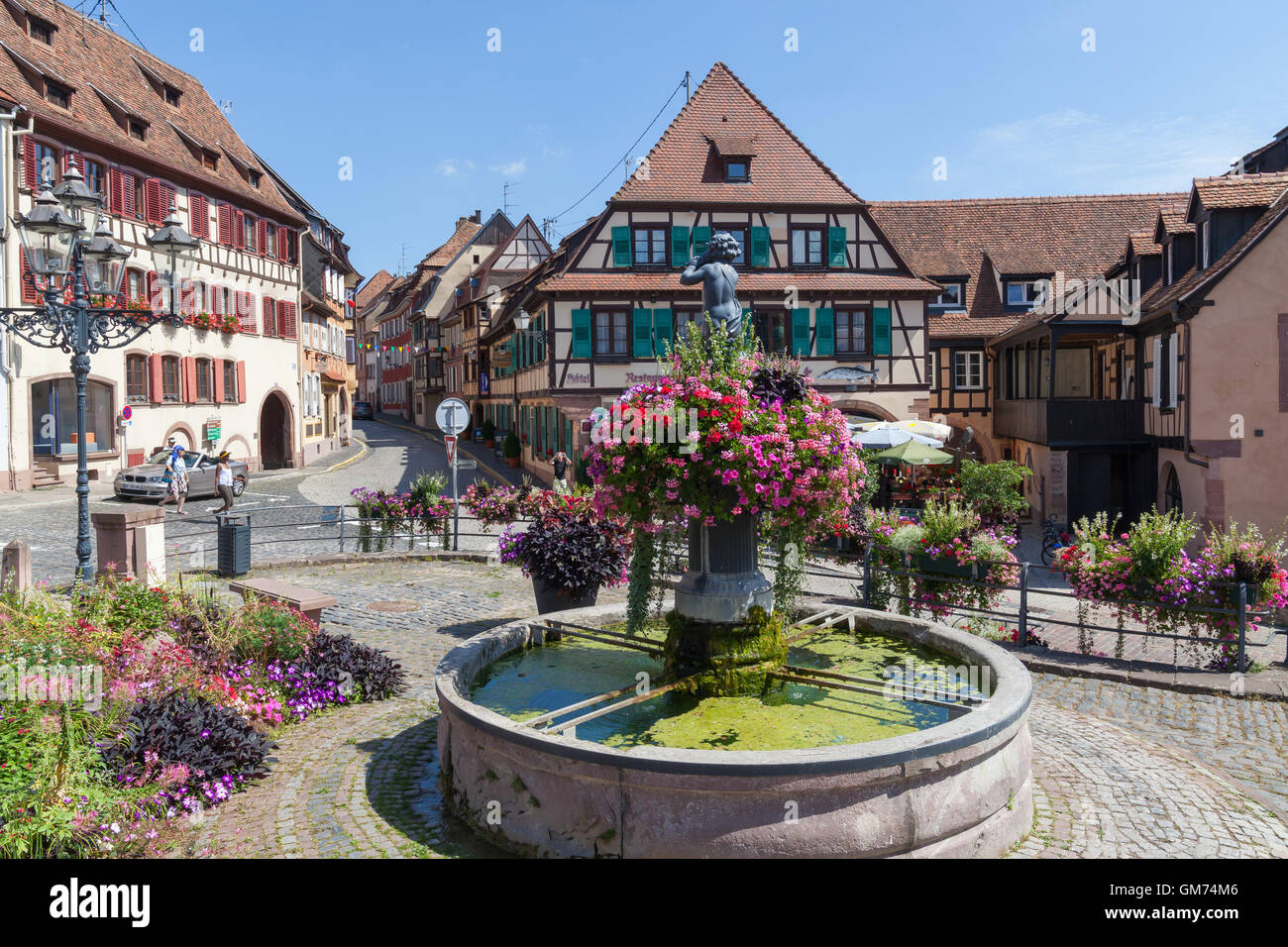 Fachwerkhäuser durch das Quadrat in Barr. Stockfoto