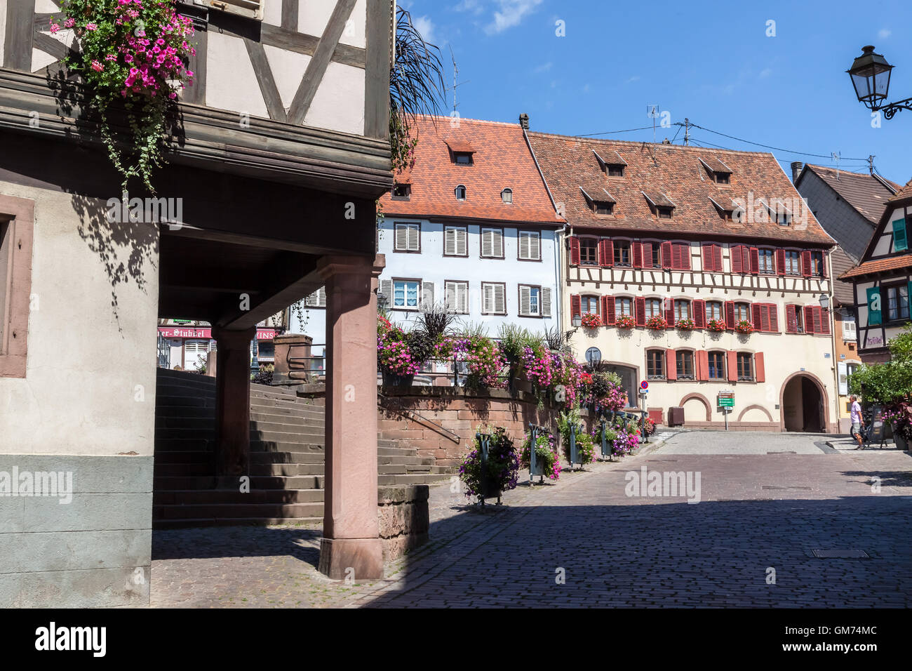 Fachwerkhäuser durch das Quadrat in Barr. Stockfoto