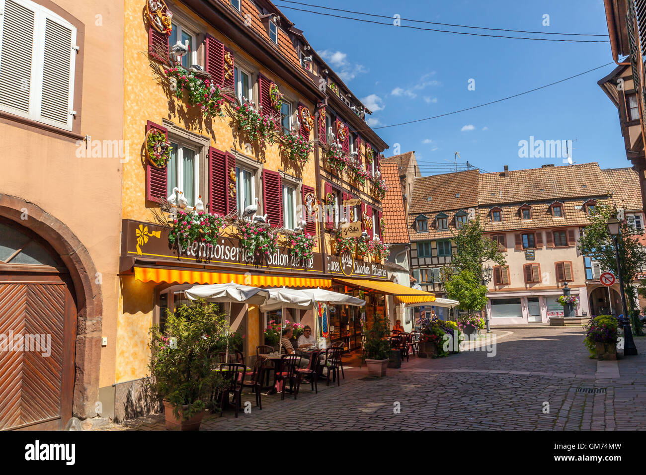 Die wunderschön dekorierte Fassade des Hauses in der Altstadt von Barr. Elsass, Frankreich. Stockfoto