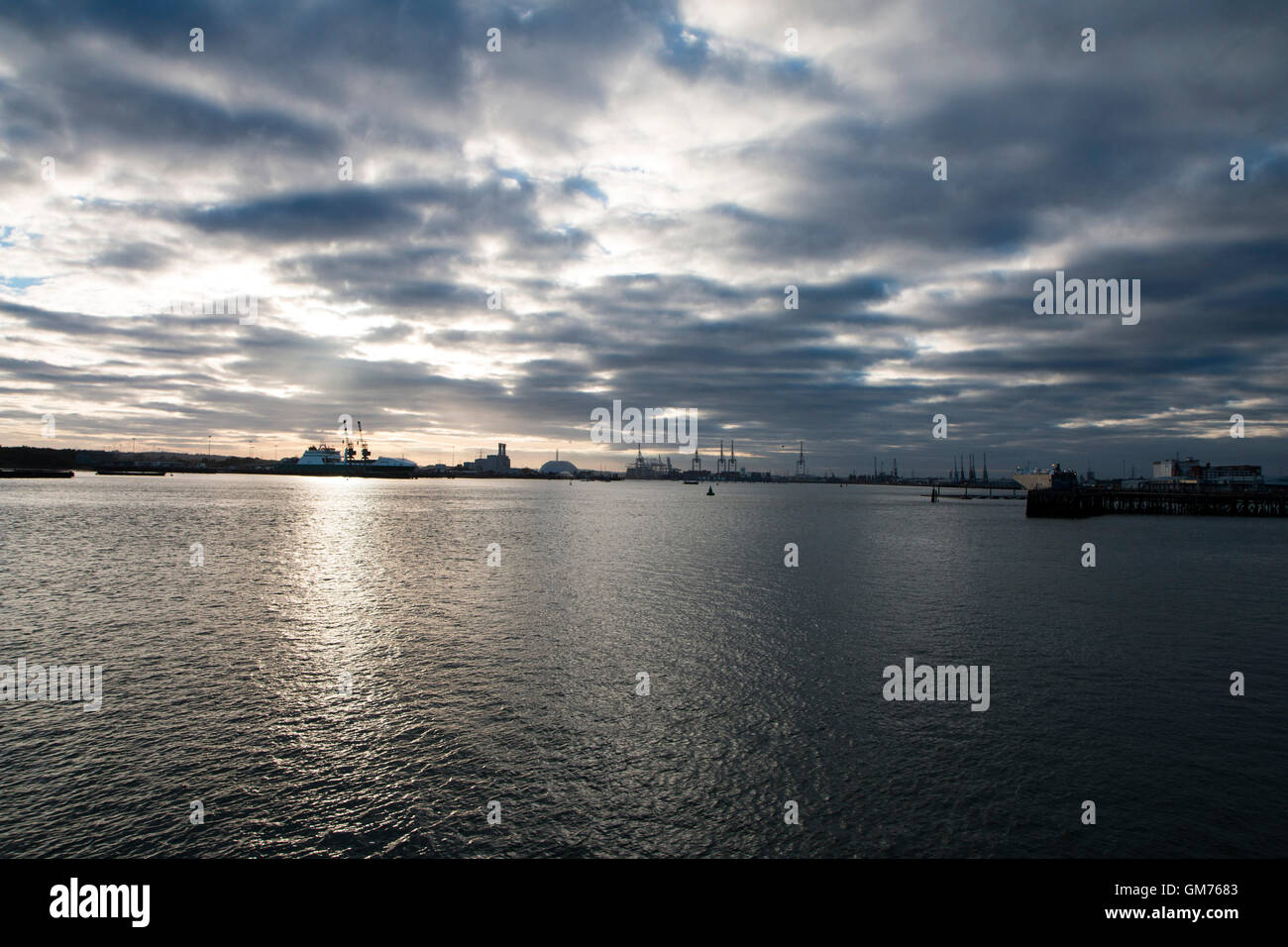 Southampton Docks Stadtkai Southampton entnommen, so wie die Sonne unterging. Der Containerhafen ist in weiter Ferne Stockfoto