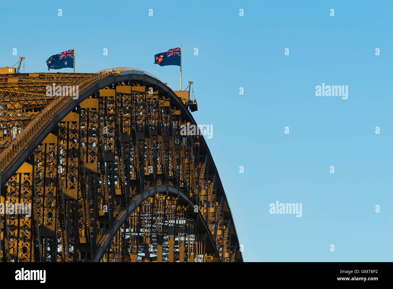 Die Australian National und New-South.Wales Zustand Fahnen fliegen über der westlichen Seite des Bogens von der Sydney Harbour Bridge Stockfoto