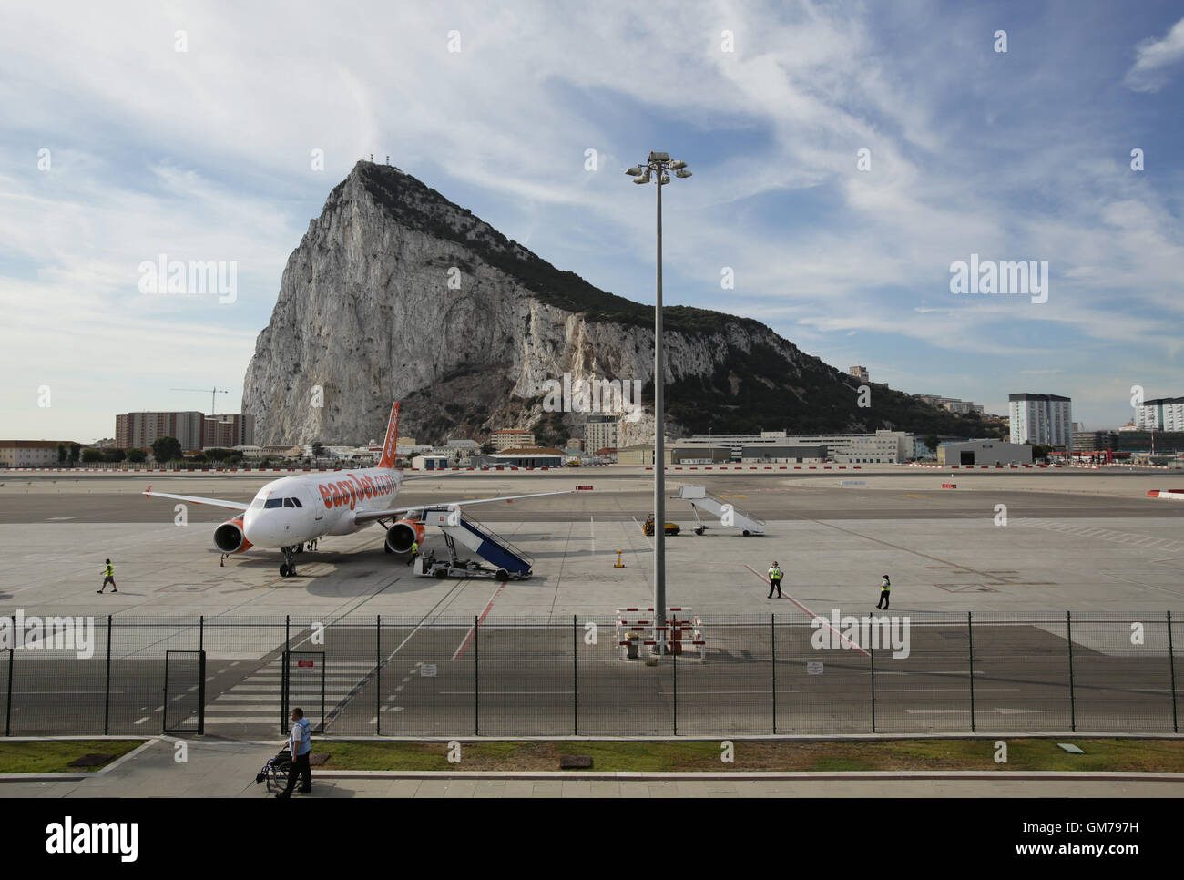 Ein EasyJet Flugzeug auf der Landebahn des Flughafen von Gibraltar, vor dem Hintergrund der Felsen von Gibraltar. PRESSEVERBAND Foto. Bild Datum: Freitag, 11. September 2015. Bildnachweis sollte lauten: Yui Mok/PA Wire Stockfoto
