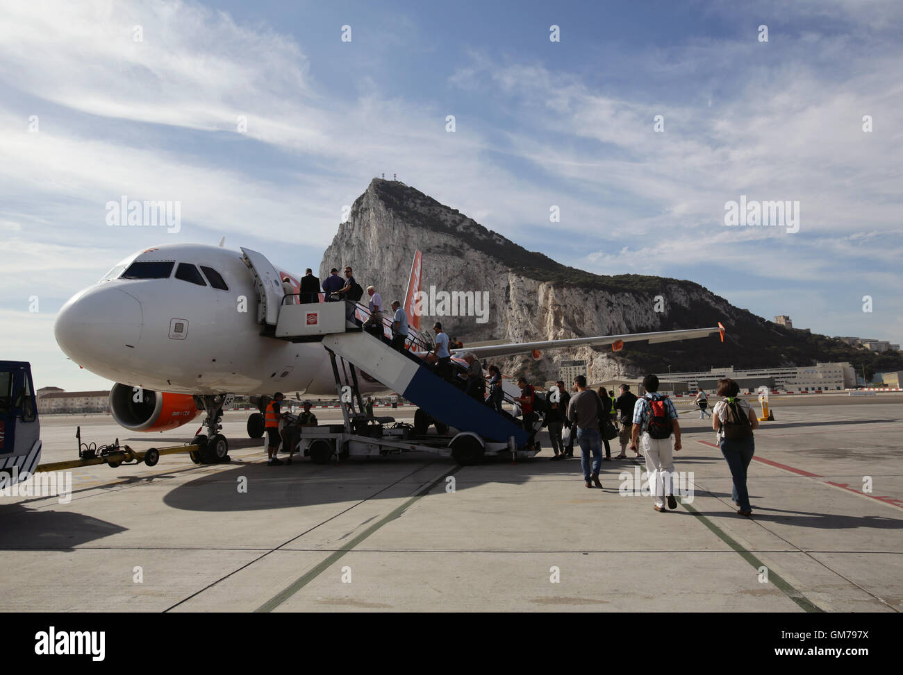Passagiere, die ein EasyJet Flugzeug auf der Landebahn des Flughafen von Gibraltar, vor dem Hintergrund der Felsen von Gibraltar. PRESSEVERBAND Foto. Bild Datum: Freitag, 11. September 2015. Bildnachweis sollte lauten: Yui Mok/PA Wire Stockfoto