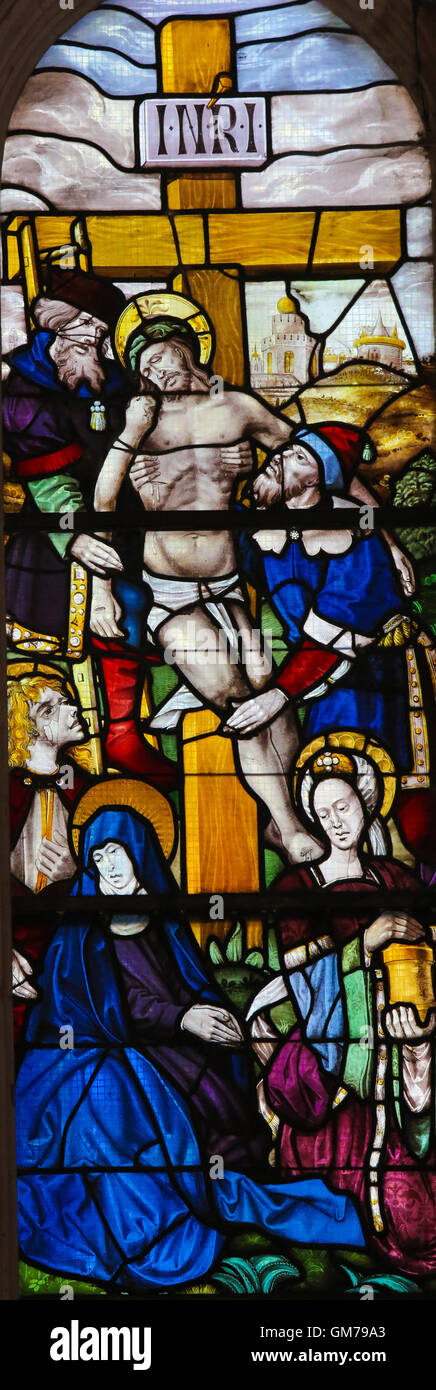 BATALHA, PORTUGAL - 24. Juli 2016: Darstellung der Kreuzigung Jesu Christi in das Kloster von Batalha Glasmalerei (1508) Stockfoto