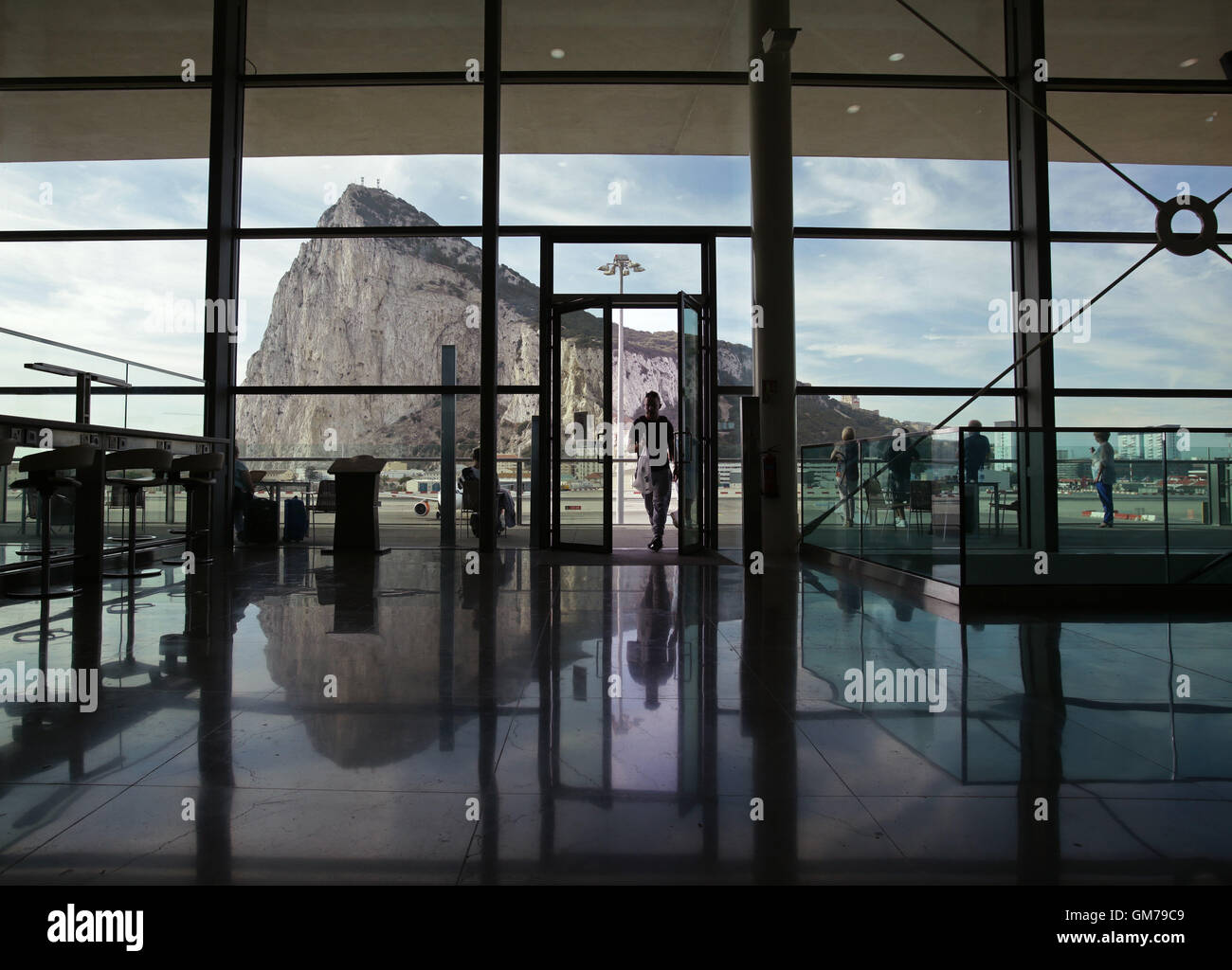 Ein Blick auf den Felsen von Gibraltar von der Abflughalle des Flughafens von Gibraltar. PRESSEVERBAND Foto. Bild Datum: Freitag, 11. September 2015. Bildnachweis sollte lauten: Yui Mok/PA Wire Stockfoto