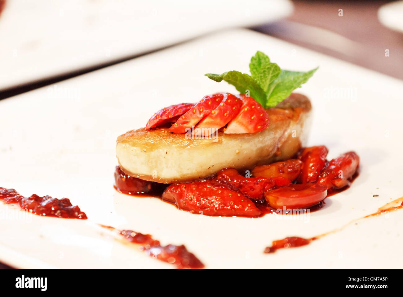 Gänsestopfleber mit Erdbeere Stockfoto