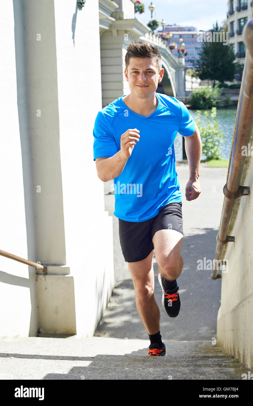 Junger Mann Training in Städtische Umwelt Stockfoto