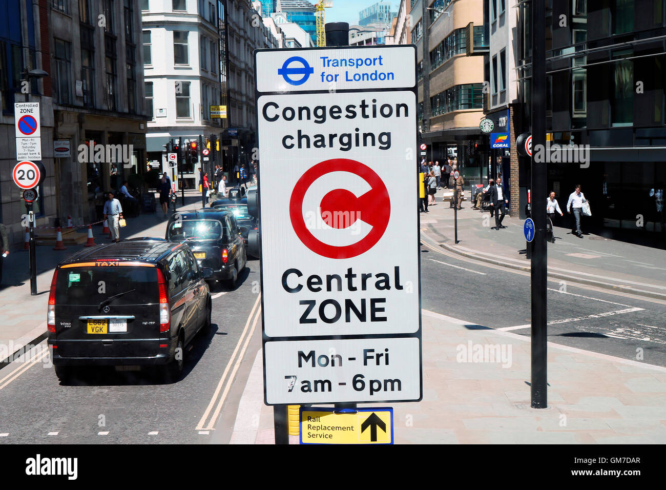 London, UK - 6. Juli 2016: Staus kostenlos Zone Zeichen, führte 2003 zur Verringerung von Staus im Zentrum von London. Die standard ch Stockfoto