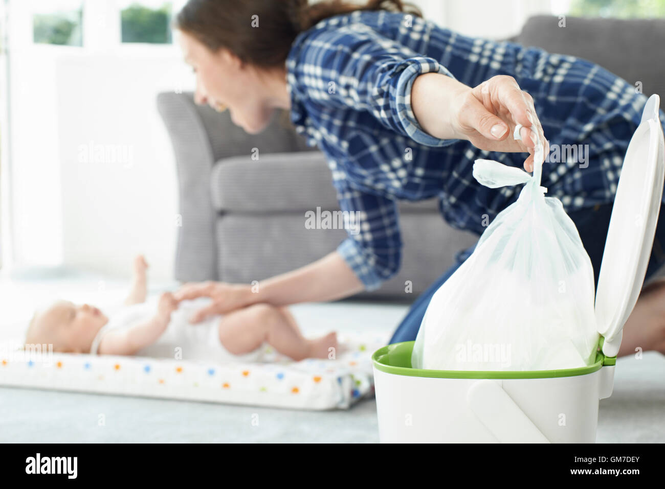 Mutter Baby Windel In Mülleimer entsorgen Stockfotografie - Alamy