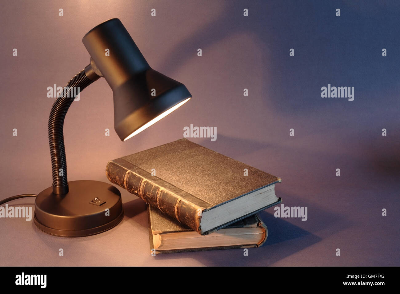 Bücher und Lampe Stockfoto