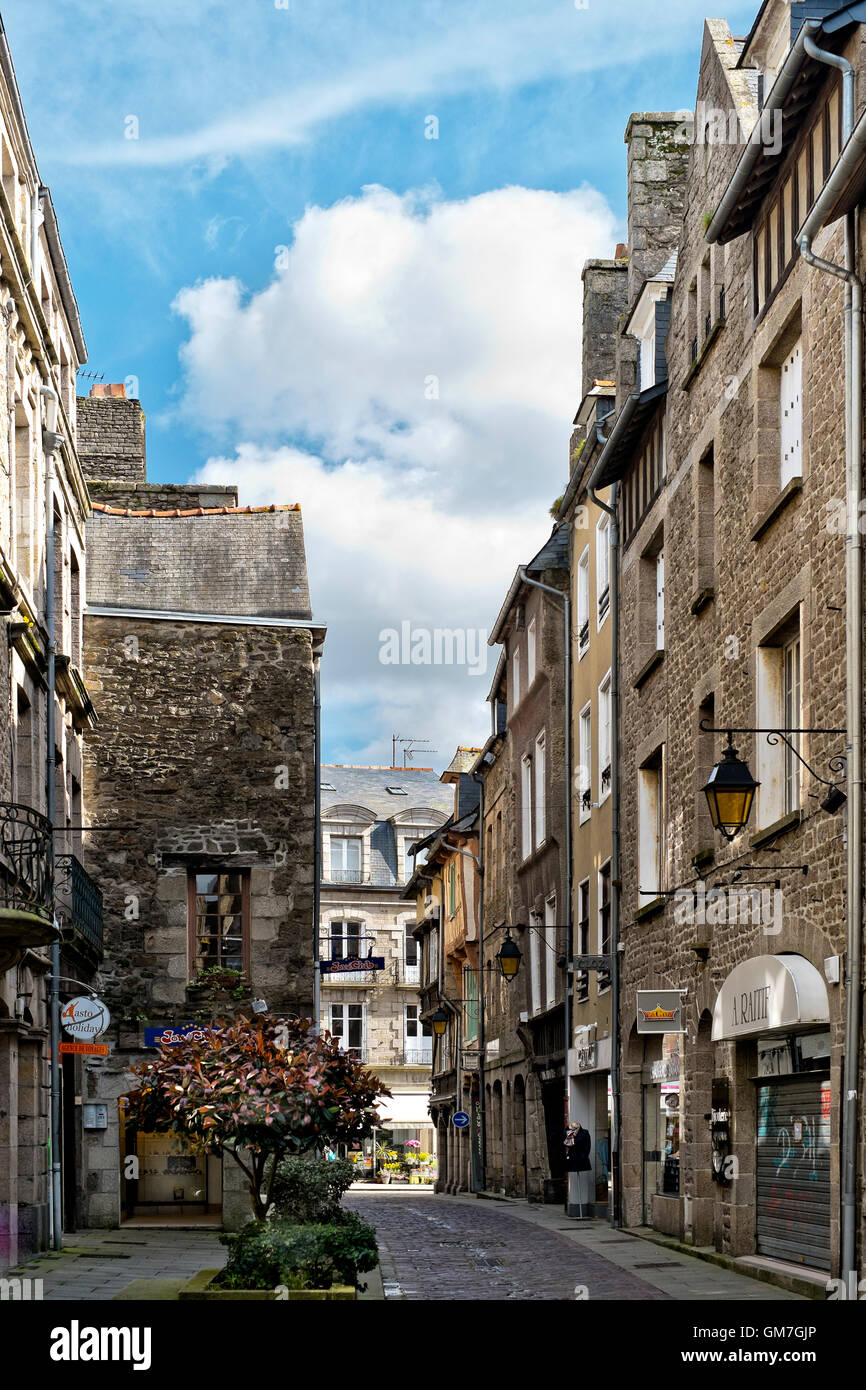 Eine Straße in der Stadt Dinan, Bretagne, Frankreich Stockfoto