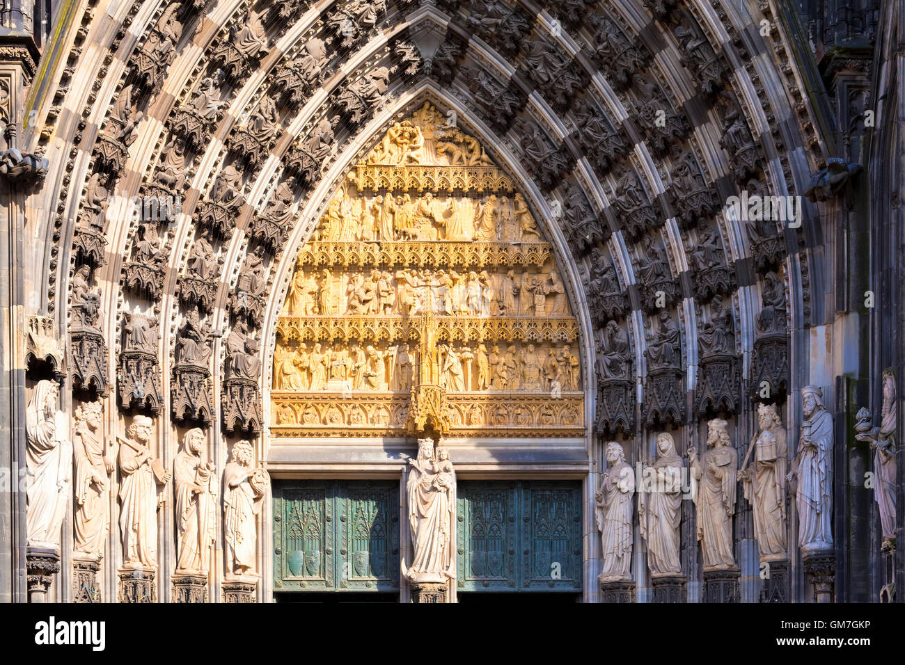 gotisches-portal-k-lner-dom-fotos-und-bildmaterial-in-hoher-aufl-sung