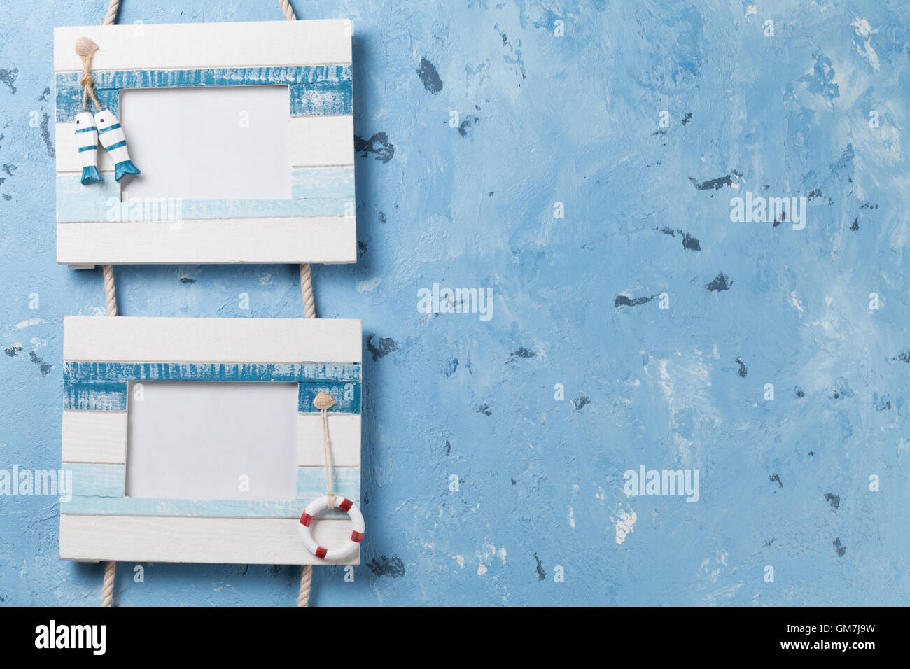 Fotorahmen für Ihre Urlaubsfotos. über blaue Steinmauer Hintergrund. Zeigen mit textfreiraum an Stockfoto