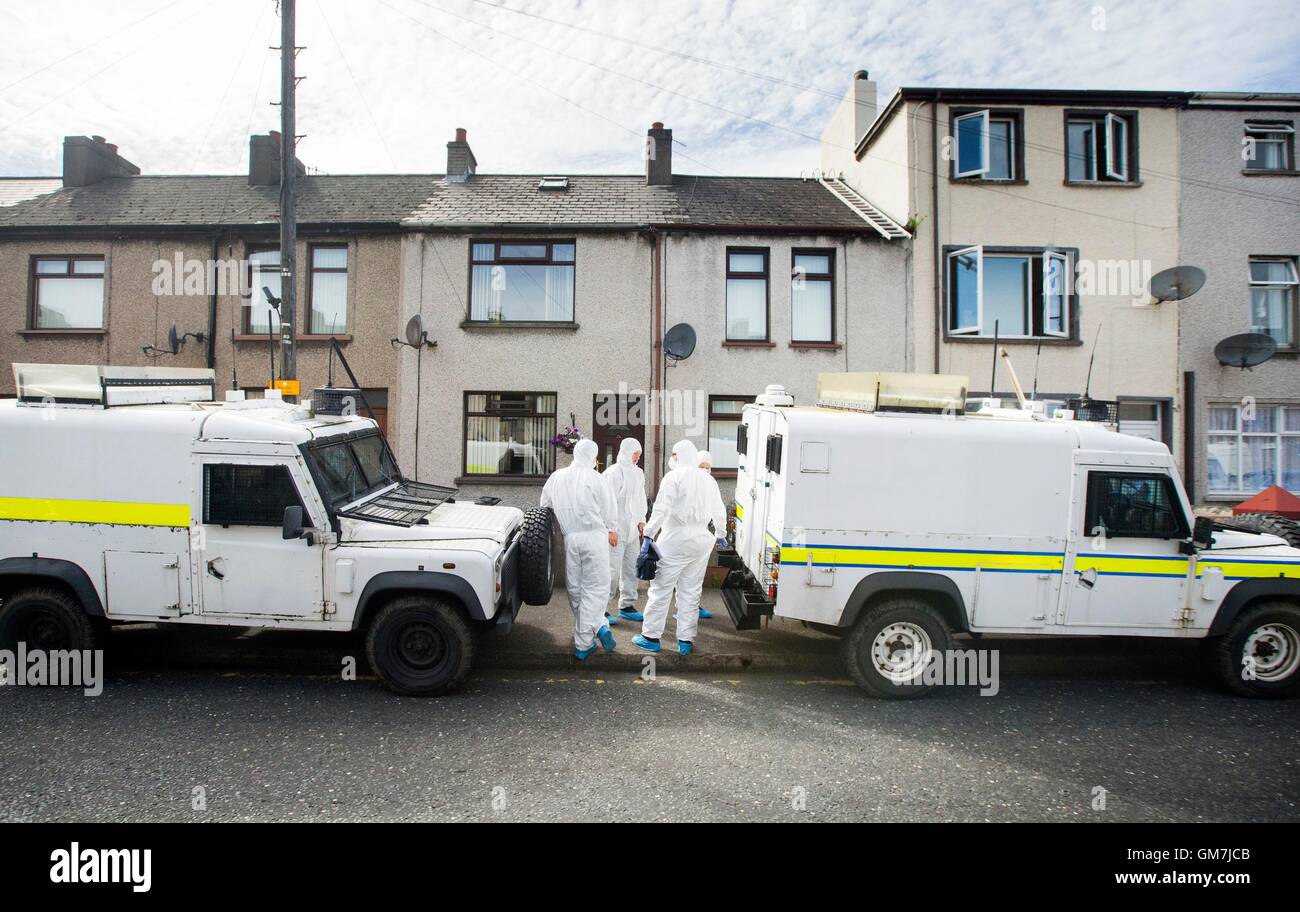 PSNI Offiziere und technische Offiziere Suchergebnisse Unterkünfte auf alten Glenarm Straße in Larne, Co. Antrim. Eine königliche Marine wird durch Detektive untersuchen Nordirland verknüpft Terrorismus, zwei große Dissidenten republikanische Waffen Funde ans verstanden infrage gestellt. Stockfoto