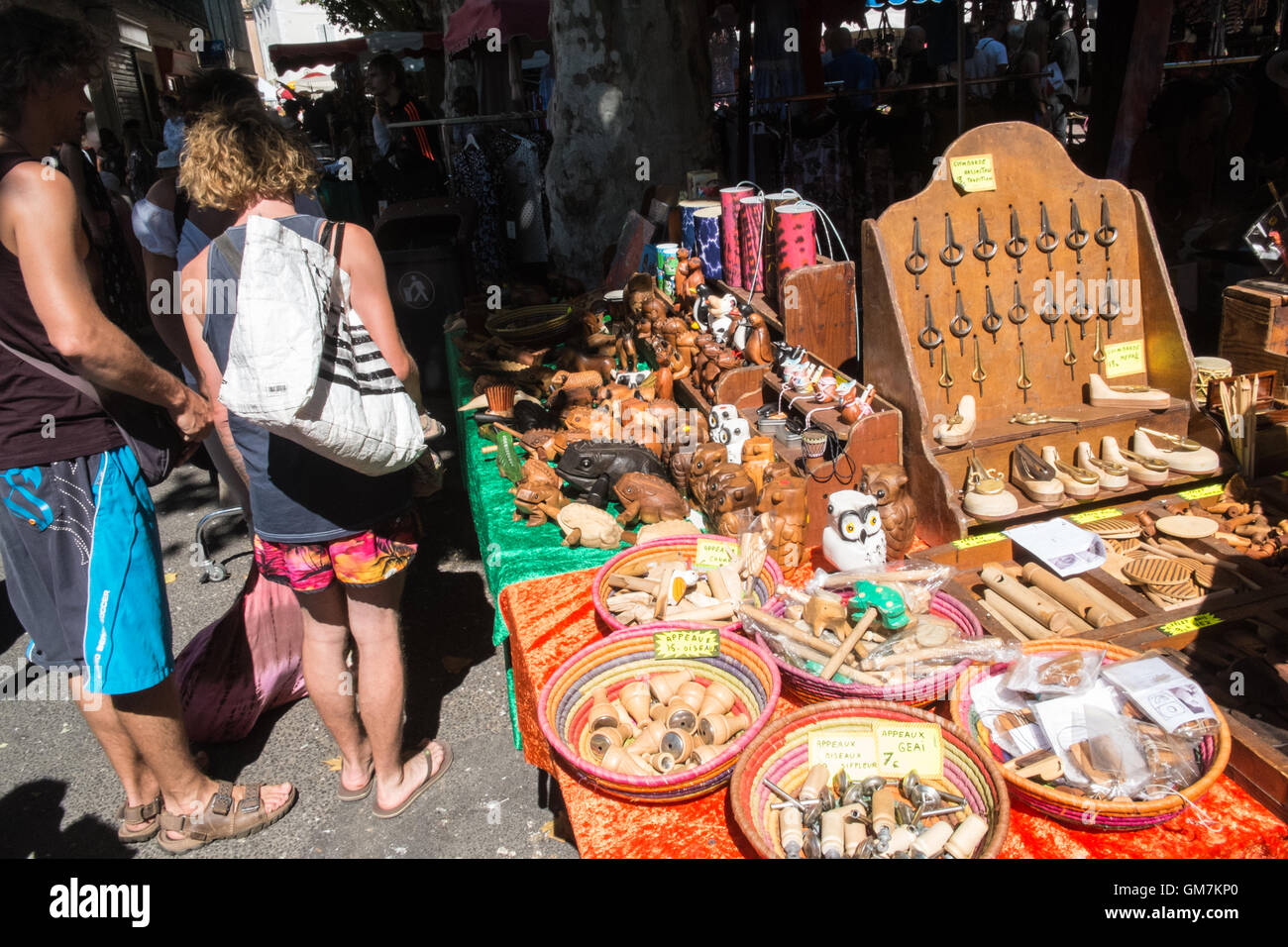 Verkauf, Musical, Stall, an esperaza Sonntag Markt, Aude, Süden, Frankreich. Beliebte wöchentliche Nahrung und Kleidung Markt mit viel frische Lebensmittel lokal produziert. Stockfoto