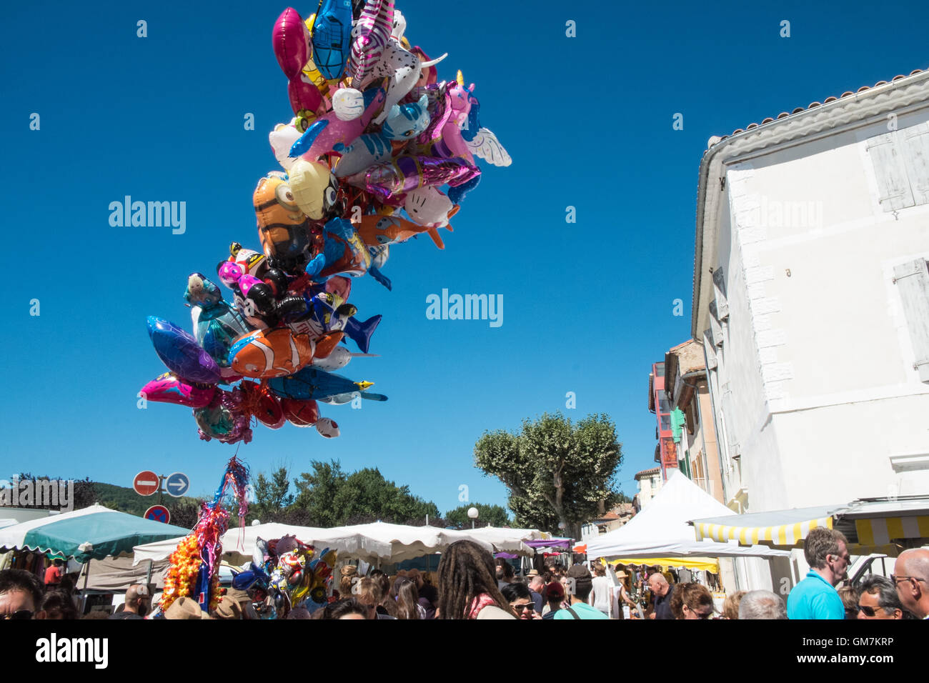 In Esperaza Sonntag Markt, Aude, Südfrankreich. Beliebte Nahrung und Kleidung Wochenmarkt mit viel frischer Lebensmittel vor Ort produziert. Stockfoto