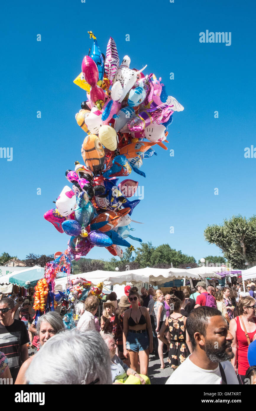 In Esperaza Sonntag Markt, Aude, Südfrankreich. Beliebte Nahrung und Kleidung Wochenmarkt mit viel frischer Lebensmittel vor Ort produziert. Stockfoto