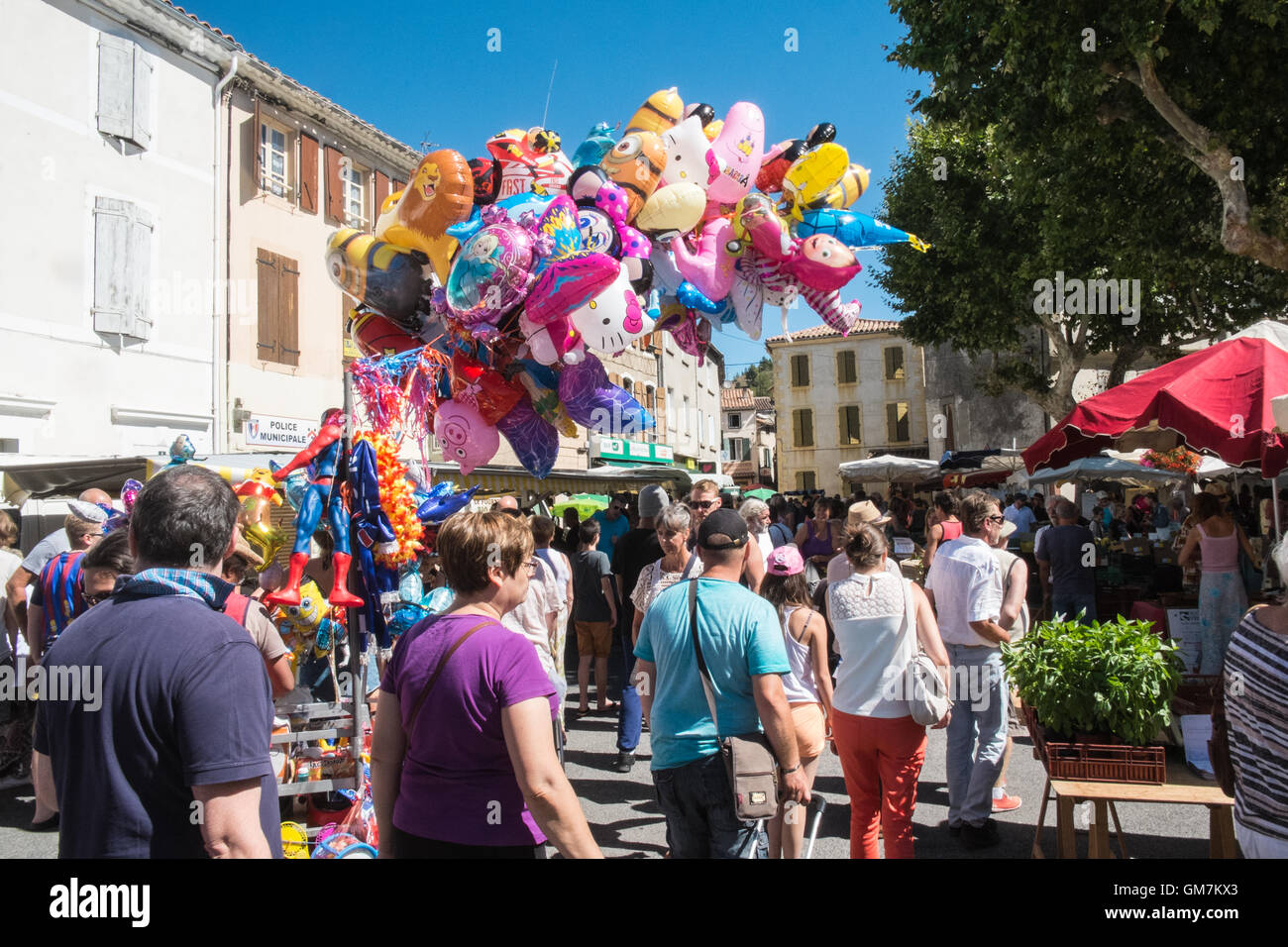 In Esperaza Sonntag Markt, Aude, Südfrankreich. Beliebte Nahrung und Kleidung Wochenmarkt mit viel frischer Lebensmittel vor Ort produziert. Stockfoto