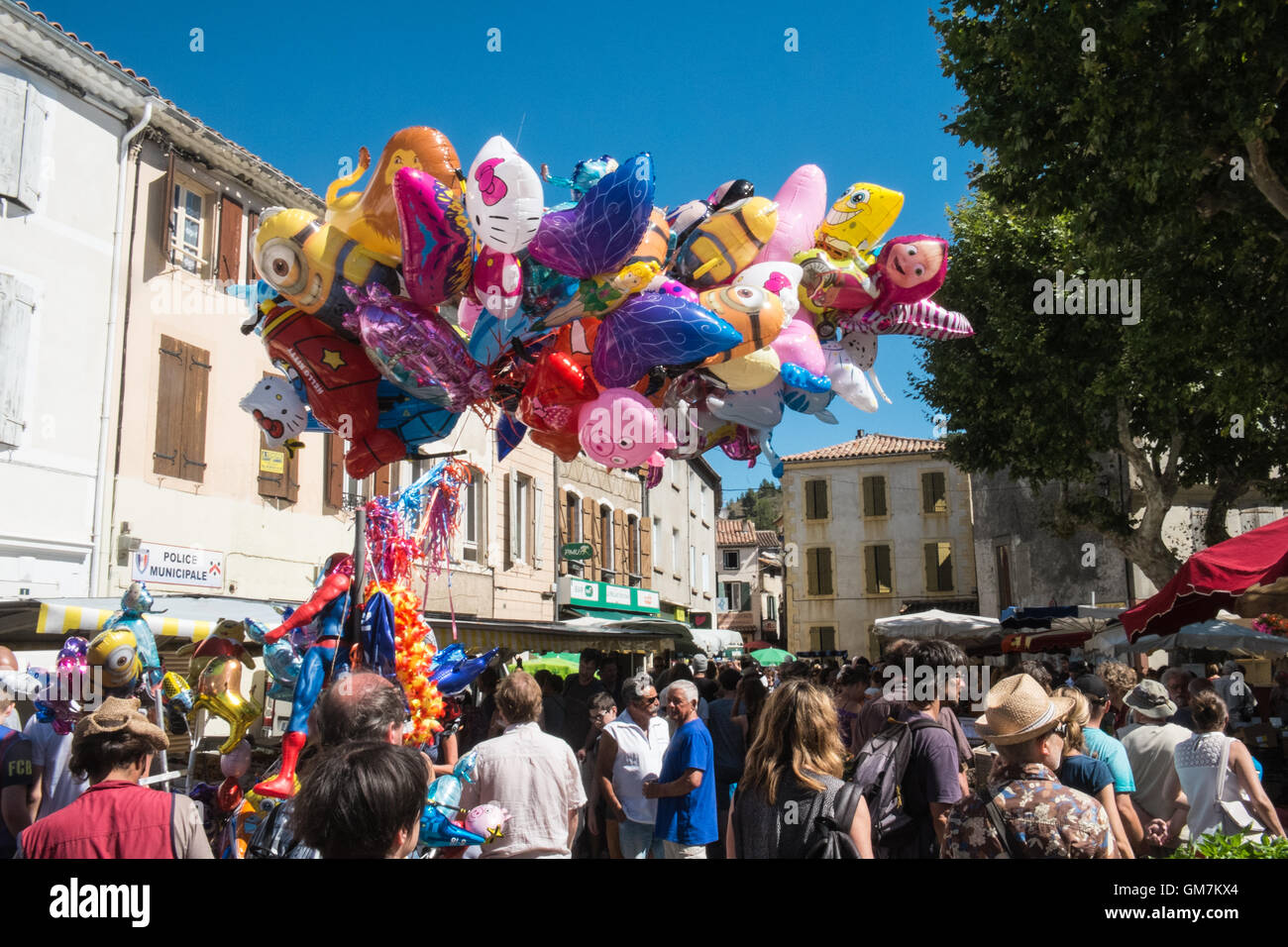 In Esperaza Sonntag Markt, Aude, Südfrankreich. Beliebte Nahrung und Kleidung Wochenmarkt mit viel frischer Lebensmittel vor Ort produziert. Stockfoto