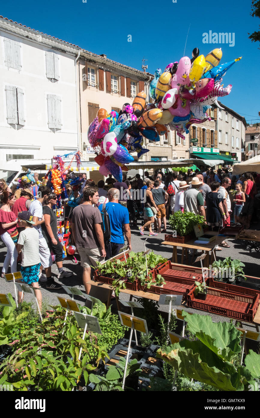 In Esperaza Sonntag Markt, Aude, Südfrankreich. Beliebte Nahrung und Kleidung Wochenmarkt mit viel frischer Lebensmittel vor Ort produziert. Stockfoto