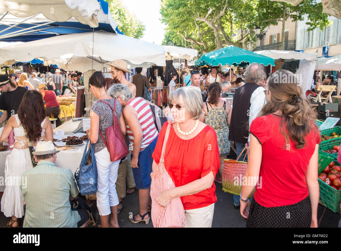 In Esperaza Sonntag Markt, Aude, Südfrankreich. Beliebte Nahrung und Kleidung Wochenmarkt mit viel frischer Lebensmittel vor Ort produziert. Stockfoto