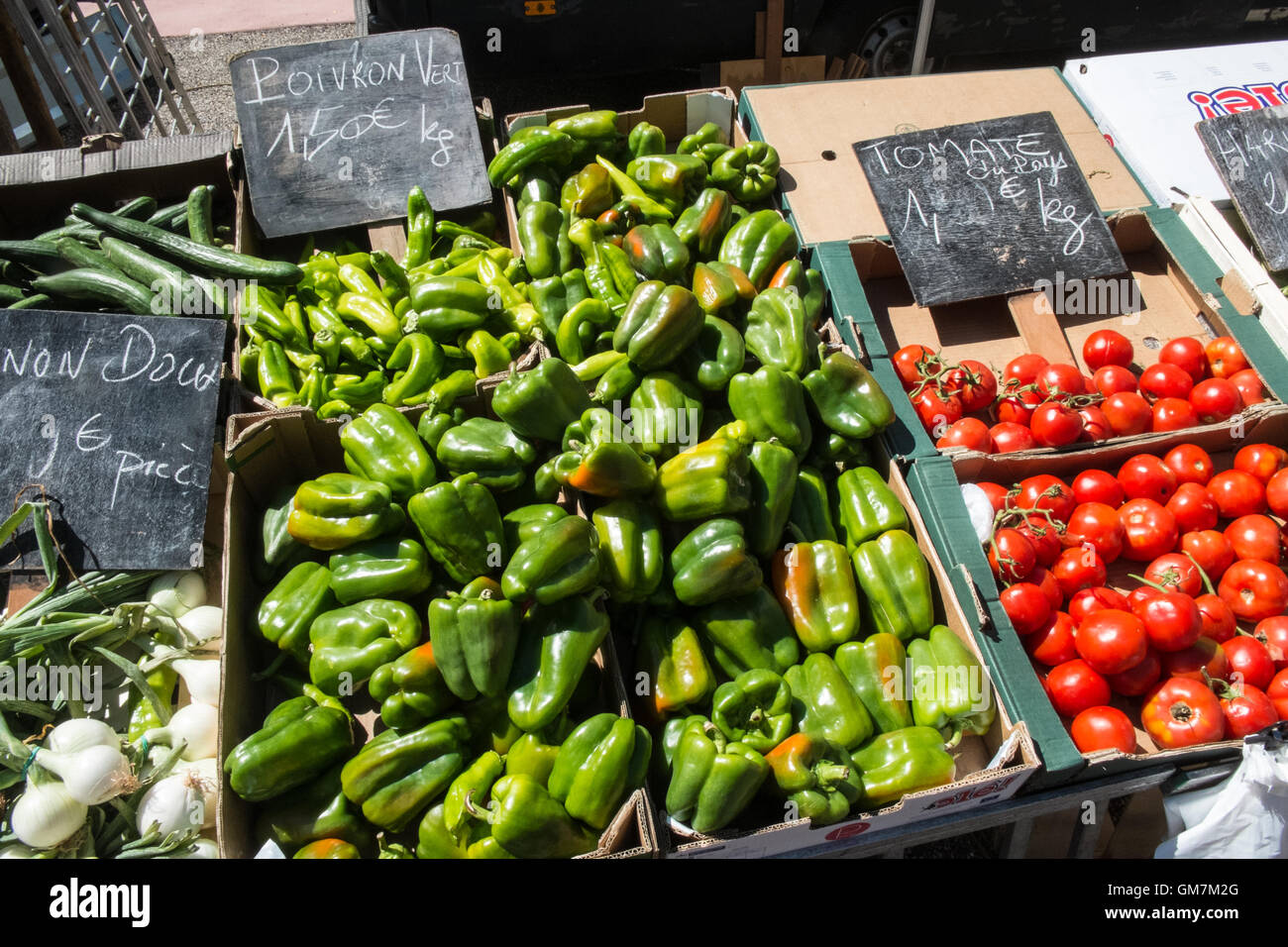 Gemüse, Gemüse, Stall, bei , bei esperaza Sonntag Markt, Aude, Süden, Frankreich. Beliebte wöchentliche Nahrung und Kleidung Markt mit viel frische Lebensmittel lokal produziert. Stockfoto