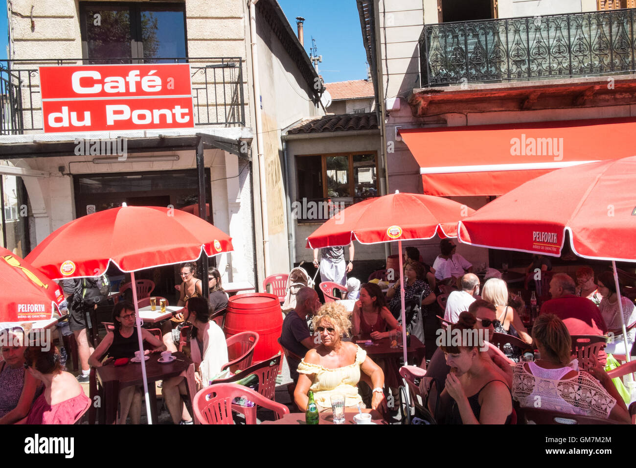 In Esperaza Sonntag Markt, Aude, Südfrankreich. Beliebte Nahrung und Kleidung Wochenmarkt mit viel frischer Lebensmittel vor Ort produziert. Stockfoto